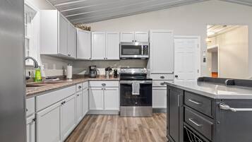 Micro-ondes, four, plaque de cuisson