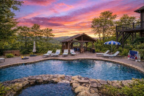 LUX 8 King Mountain Retreat – Sleeps 25, Stunning Views & Exclusive Furnishings!