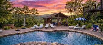 LUX 8 King Mountain Retreat – Sleeps 25, Stunning Views & Exclusive Furnishings!