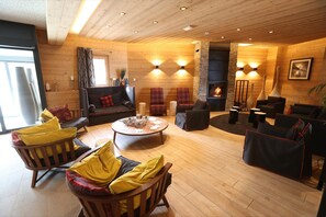 Apartment | Living room - Chalet in France With Spa & Heated Pool (Les Belleville)