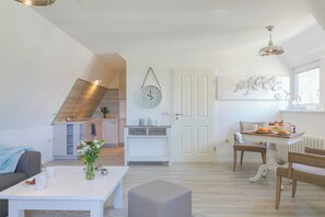 Dining - Boddenkate - high-quality 55 square meter vacation apartment under thatched roof with beach chair. (Wieck a. Darß)