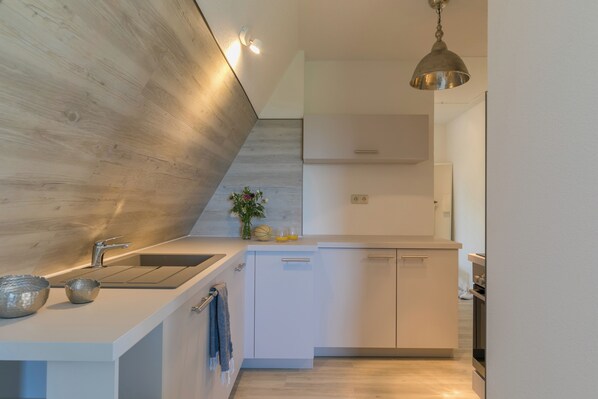 Oven, stovetop, dishwasher - Boddenkate - high-quality 55 square meter vacation apartment under thatched roof with beach chair. (Wieck a. Darß)