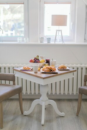 Dining - Boddenkate - high-quality 55 square meter vacation apartment under thatched roof with beach chair. (Wieck a. Darß)