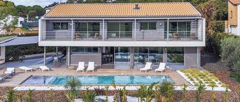 Villa | Zwembad | Een buitenzwembad en een verwarmd zwembad