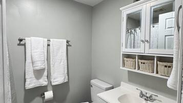 Haartrockner, Handtücher, Seife, Shampoo