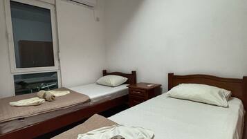 2 habitaciones, tabla de planchar con plancha, wifi y ropa de cama