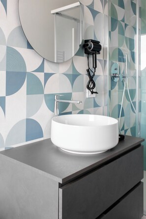 Deluxe Apartment, Tower | Bathroom | Shower, rainfall showerhead, free toiletries, hair dryer - MAZZINI 66 (Lugo)