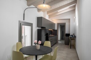Apartamento família, no mezanino | Cozinha privada | Geladeira grande, micro-ondas, cooktop, lava-louças