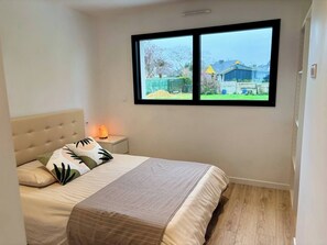 4 bedrooms, desk, iron/ironing board, travel cot