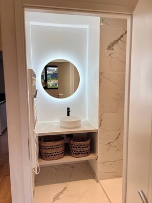 Hårtørrer, håndklæder, Toiletpapir