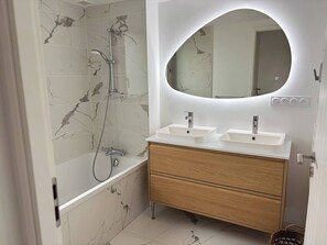 Secador de cabelo, toalhas de banho, papel higiênico 