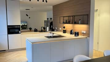 Fridge, oven, stovetop, dishwasher