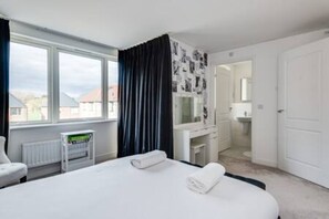 4 chambres, fer et planche à repasser, lit parapluie, Wi-Fi gratuit