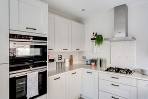 Frigorífico, microondas, horno y lavavajillas