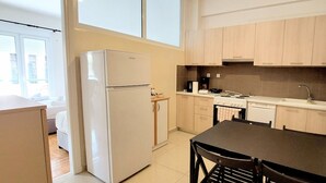 Coffee/tea maker, fridge, oven, stovetop - Lovely apartment in Acropolis museum (Athens)