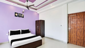 A bedroom with a bed, a wardrobe, and a door. - Cozy Stays Near Doon University, Dehradun (Dehradun)