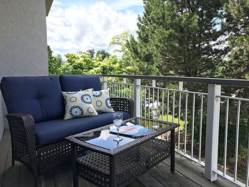 Gorgeous 3-bedroom apartment overlooking Grand Traverse Bay, wrap around decking