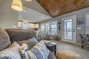 TV connectée, livres, chaîne hi-fi