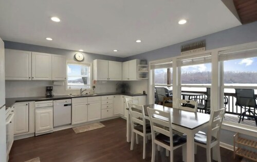 Lake it Easy Waterfront Sunset Views, Firepit, Dock, King Bed