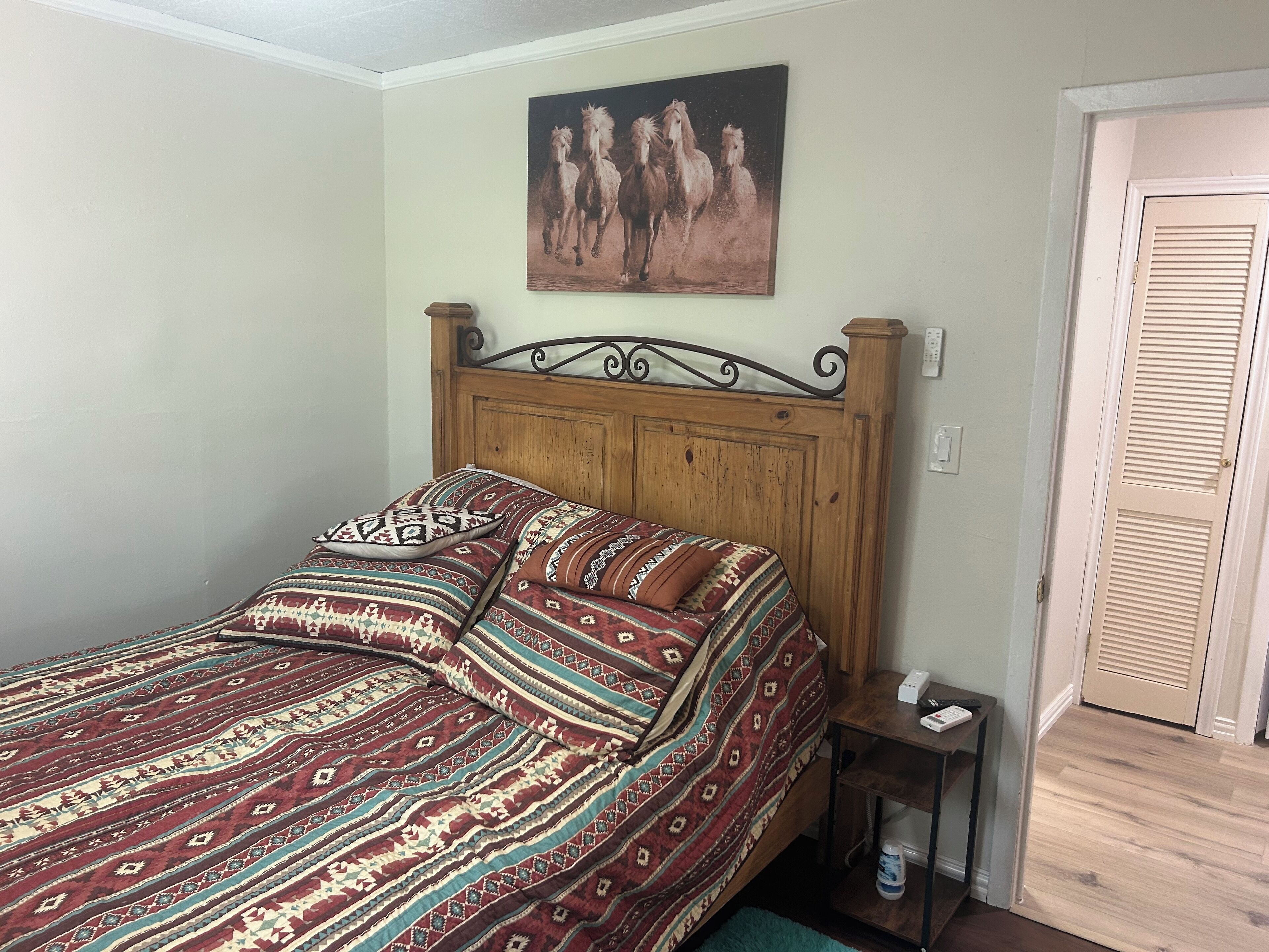 1 habitación, tabla de planchar con plancha, wifi y ropa de cama 