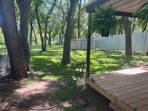 Property grounds - Cozy 1-bedroom cabin with AC, WiFi in lovely Eagle mountain Lake,Newark Texas (Newark)