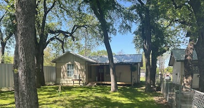 Cozy 1-bedroom cabin with AC, WiFi in lovely Eagle mountain Lake,Newark Texas