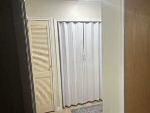 Interior - Cozy 1-bedroom cabin with AC, WiFi in lovely Eagle mountain Lake,Newark Texas (Newark)