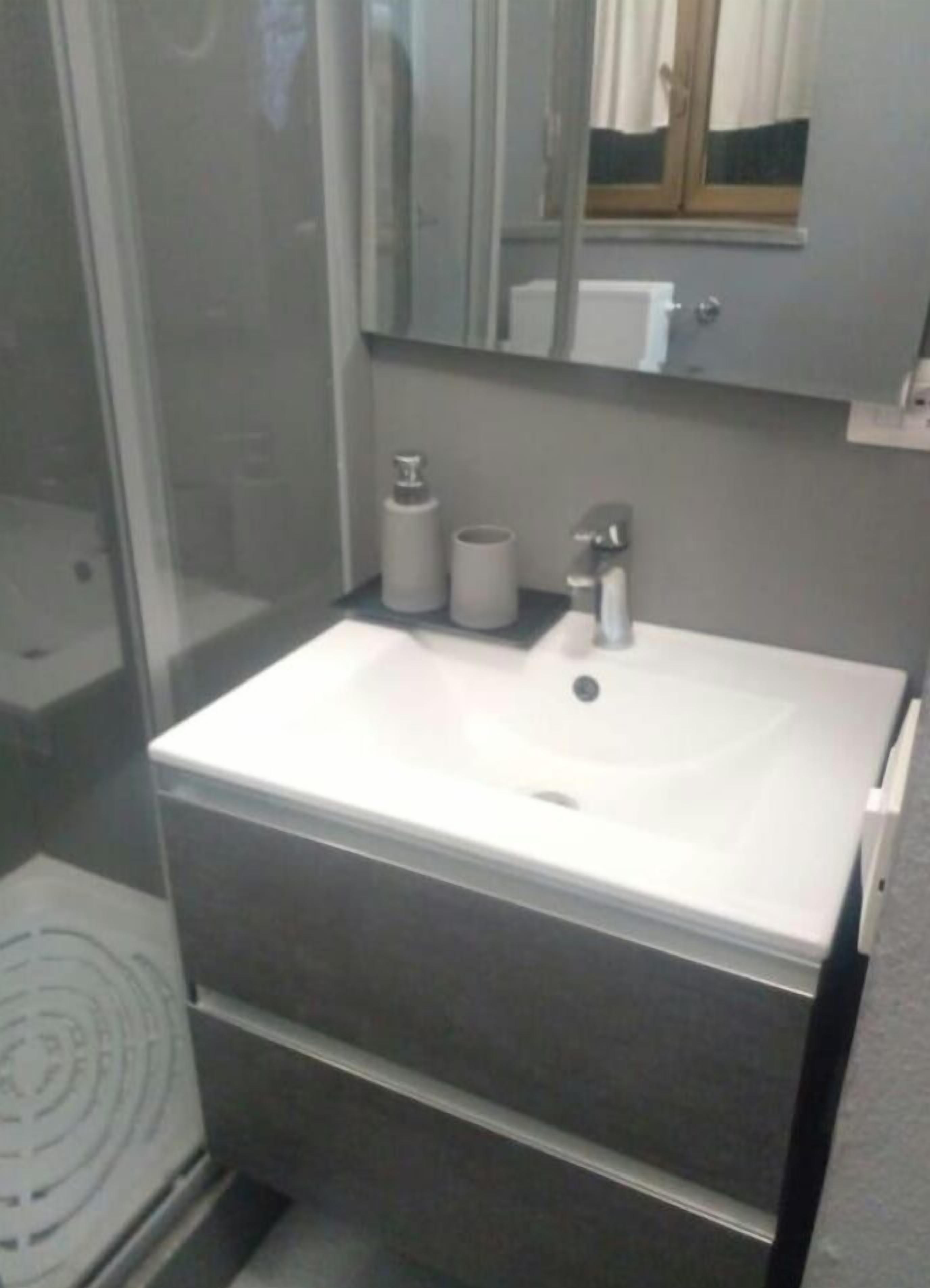 Haartrockner, Handtücher, Seife, Toilettenpapier