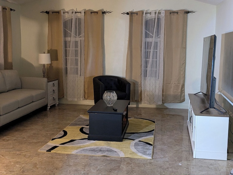 2-bedroom Apartment In Fabulous Portmore With Ac, Wifi, Fitness Room - Kingston