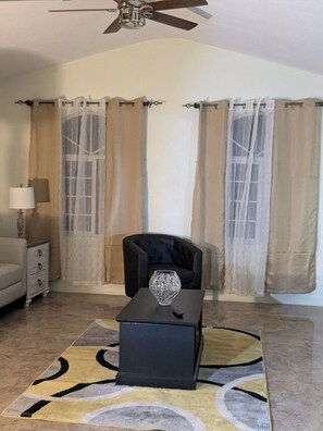 Smart TV, books, printers - 2-bedroom apartment in fabulous Portmore with AC, WiFi, fitness room (Portmore)