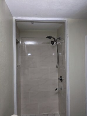 Doccia, vasca idromassaggio, asciugacapelli, bidet