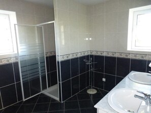 House | Bathroom - Spacious Holiday Home in Monsegur With Pool (Monsegur)