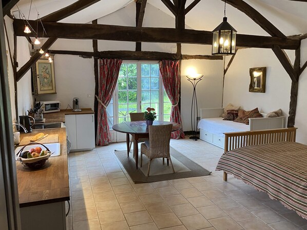 2 chambres, fer et planche à repasser, Wi-Fi, draps fournis