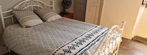 1 slaapkamer, een strijkplank/strijkijzer, beddengoed