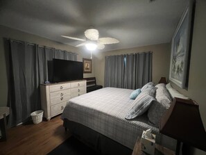 2 makuuhuonetta, työpöytä, silitysrauta/-lauta, vauvan matkasänky