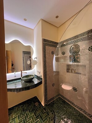 Een douche, een haardroger, een bidet, handdoeken