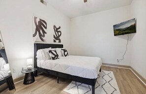 1 habitación, escritorio, tabla de planchar con plancha y wifi