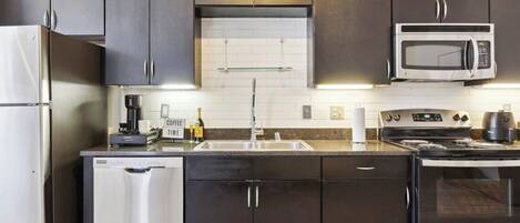 Frigorifero, microonde, forno, piano cottura