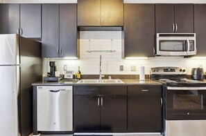 Fridge, microwave, oven, stovetop - Charming 1-bedroom apartment in wonderful Dallas with AC, WiFi, fitness room (Dallas)