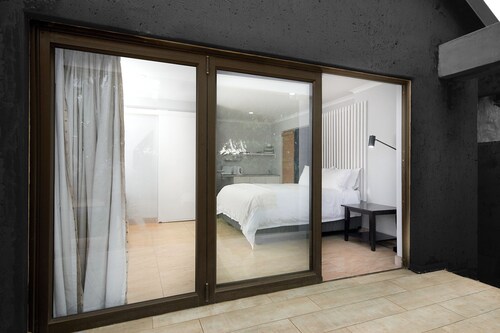 Welcoming studio with WiFi in vibrant Johannesburg South