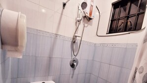 Une petite salle de bain avec des toilettes, un bidet et une fenêtre.