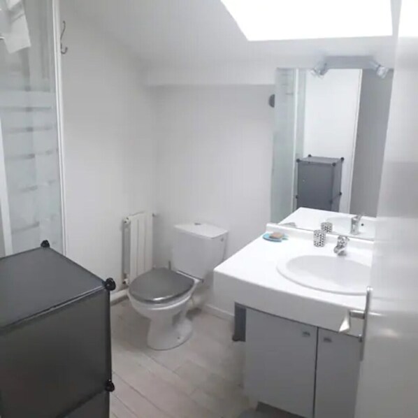 تجهيزات دش، مجففات شعر، مناشف، ورق حمّام