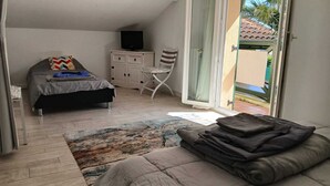 Une chambre à coucher avec un lit, une télévision, un bureau et une chaise.