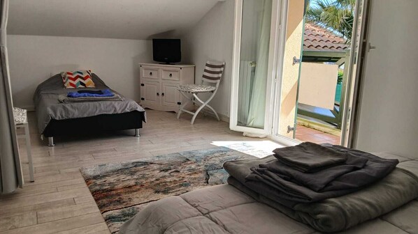 1 bedroom, desk, free WiFi, bed sheets - Private room with Angelu in Anglet villa (Anglet)