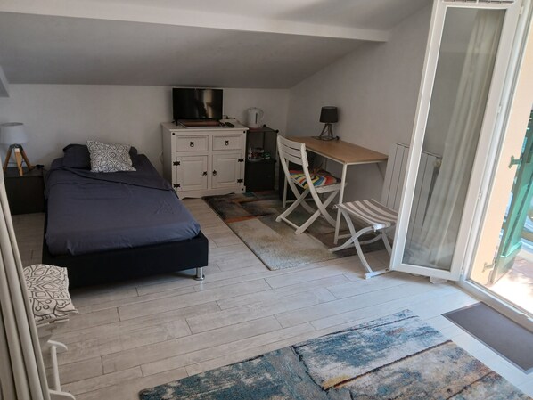 A bedroom with a bed, a desk, a chair, a television, and a window. - Private bedroom with private bathroom in a private home in Anglet (Anglet)