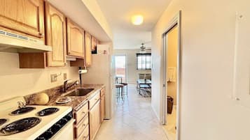 Réfrigérateur, four à micro-ondes, un four, surface de cuisson