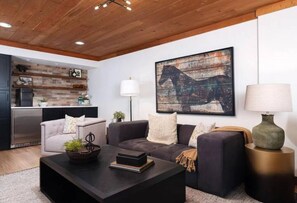 Smart TV y chimenea 