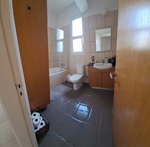 Ferienhaus | Badezimmer | Badewanne und Dusche (separat), Komfortbadewanne, Haartrockner