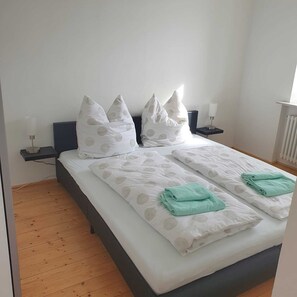 1 bedroom, bed sheets