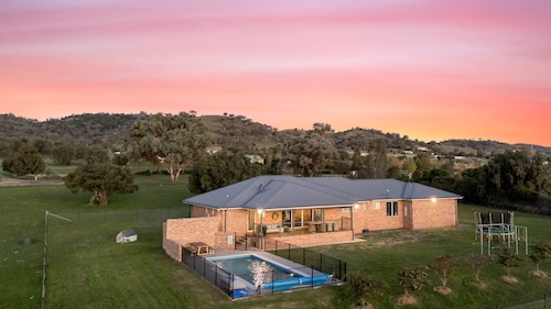 Ardington - 4-Bed Pet-Friendly with Pool